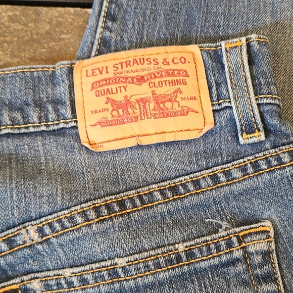 Levis - Picture 5 of 6